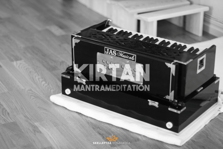 Kirtan – en viktig del i Bhakti yoga – hängivenhetens yoga eller ”the yoga of the heart”